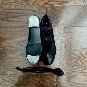 Kids size 4 tap shoes